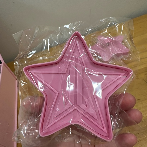 Jeffree star limited edition cookie cutter set in box crown star cookie press - Picture 8 of 9